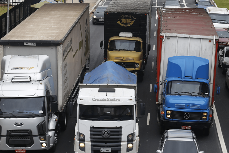 Na contramão do varejo, Walmart aumenta salário dos caminhoneiros